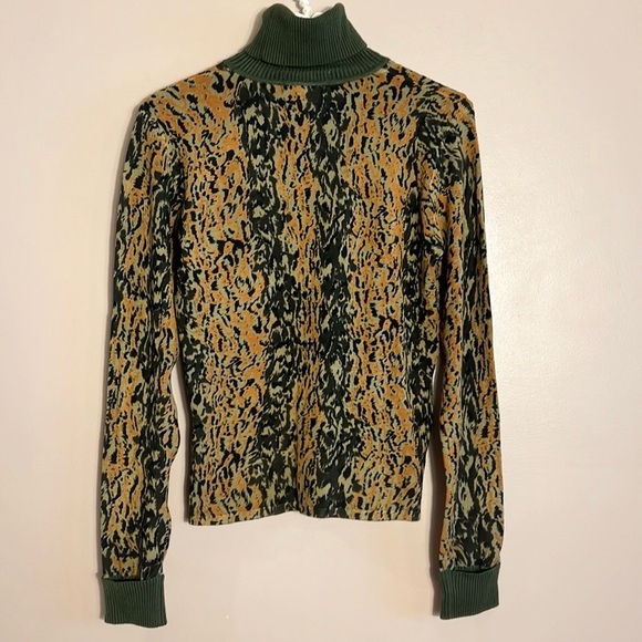 GIANNI Contrast Turtleneck Sweater - Picture 4 of 11